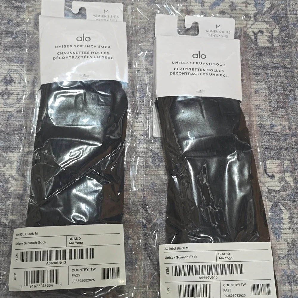 ALO Yoga Scrunch Sock Unisex - Black - Medium - Two Pairs - Picture 2 of 8